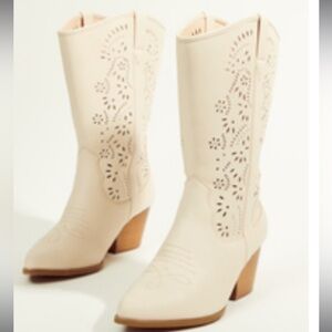 Arula Vacation Wide Width Boots